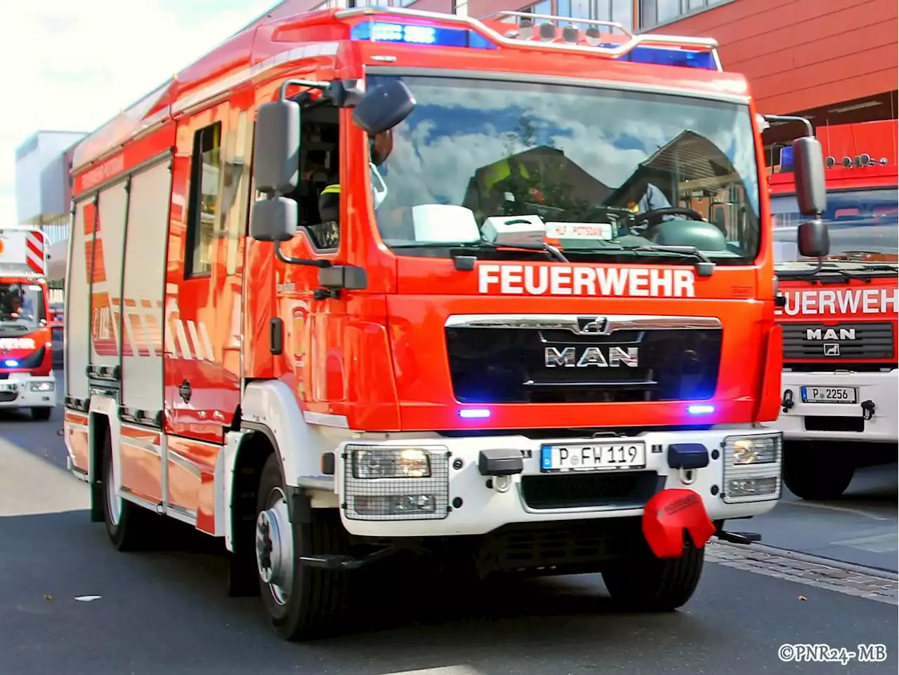 Nach Feuer in Mehrfamilienhaus - eine Person stirbt nach Sprung vom Balkon