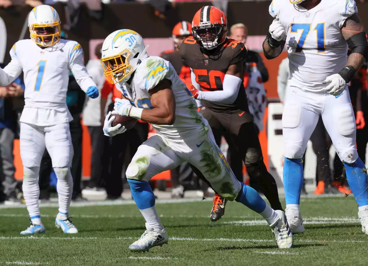 Browns defense struggles again against the run in loss to Chargers: ‘Right now, it’s not good’