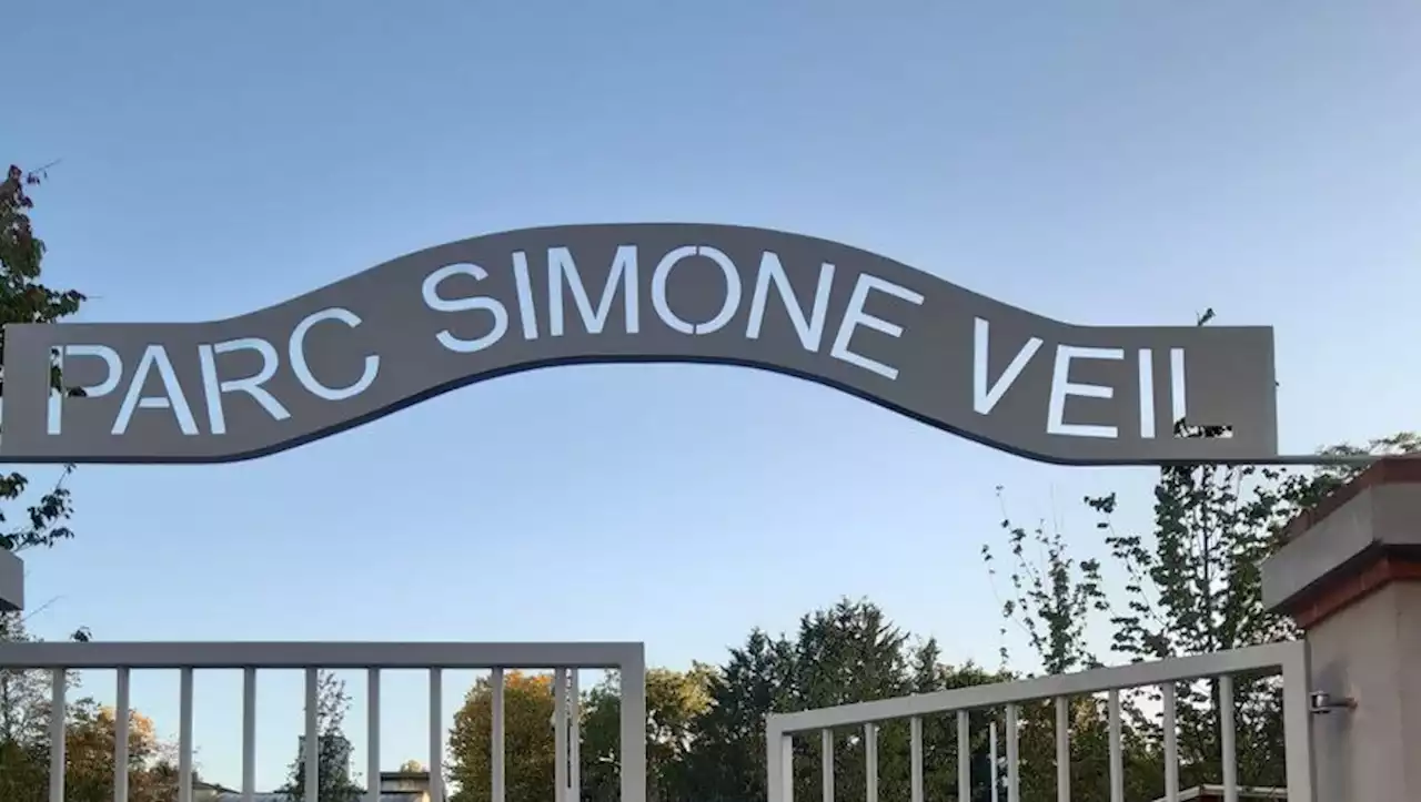 Dans le Val-d'Oise, la devanture du parc Simone-Veil ressemblait à celle du camp de concentration d'Auschwitz