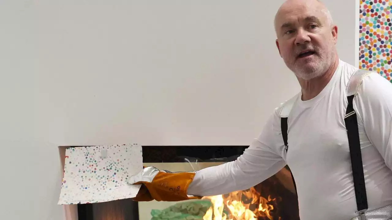 Damien Hirst brucia mille delle sue opere d’arte in diretta streaming: rimarrà solo la versione Nft