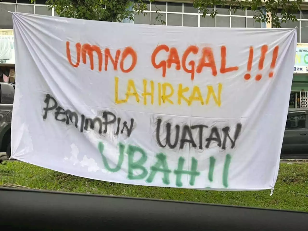 Cops on the hunt for individuals behind anti-Umno banners in Kota Tinggi