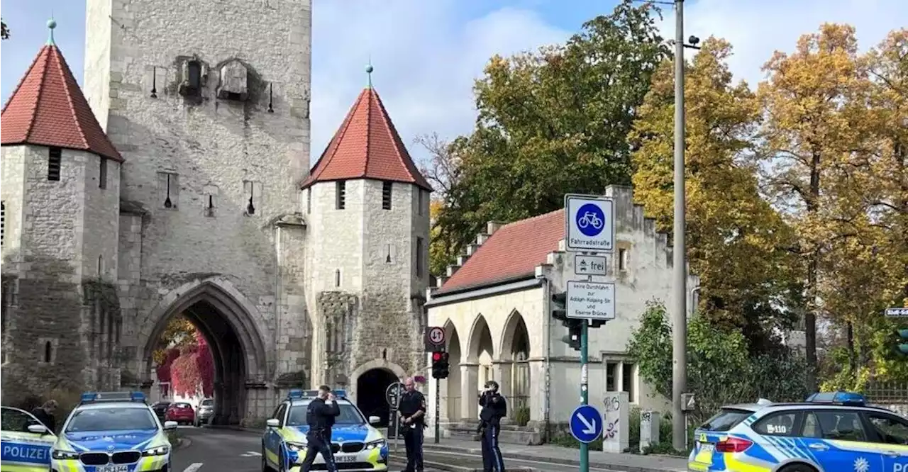 Lage unklar: Großaufgebot der Polizei in der Regensburger Ostengasse