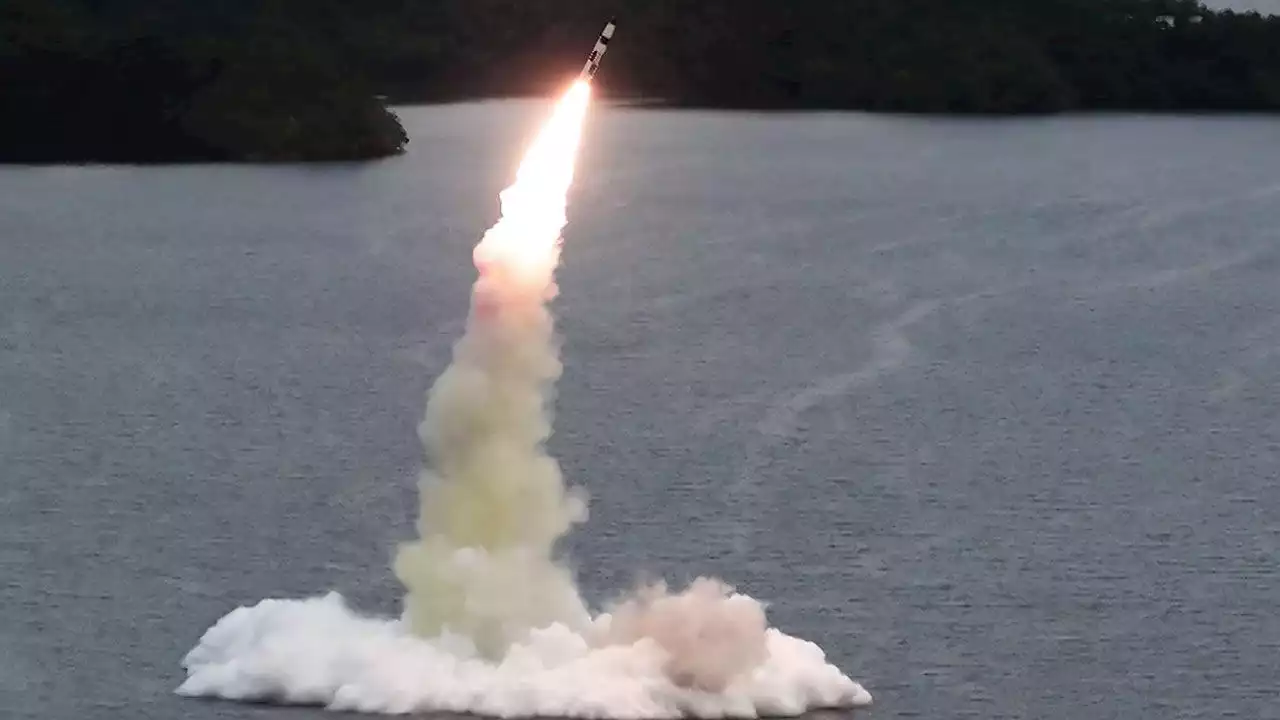 북한, 기상천외 '저수지 SLBM' 발사…전투기 150대 훈련