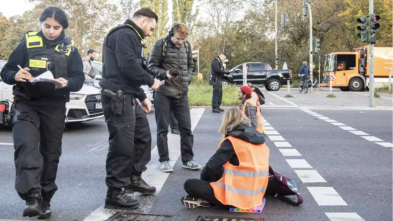 Wieder Straßenblockaden in Berlin: Klimaschutz-Aktivisten versperren Ausfahrten der A100 an mehreren Stellen