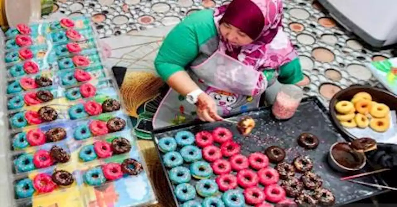 Disabled, stateless mom sells doughnuts after learning online recipes