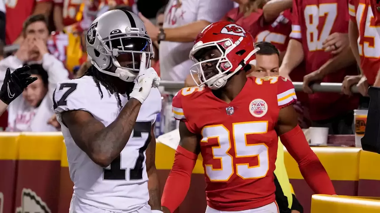 Raiders' Davante Adams shoves cameraman to ground after route-running gaffe  ends game