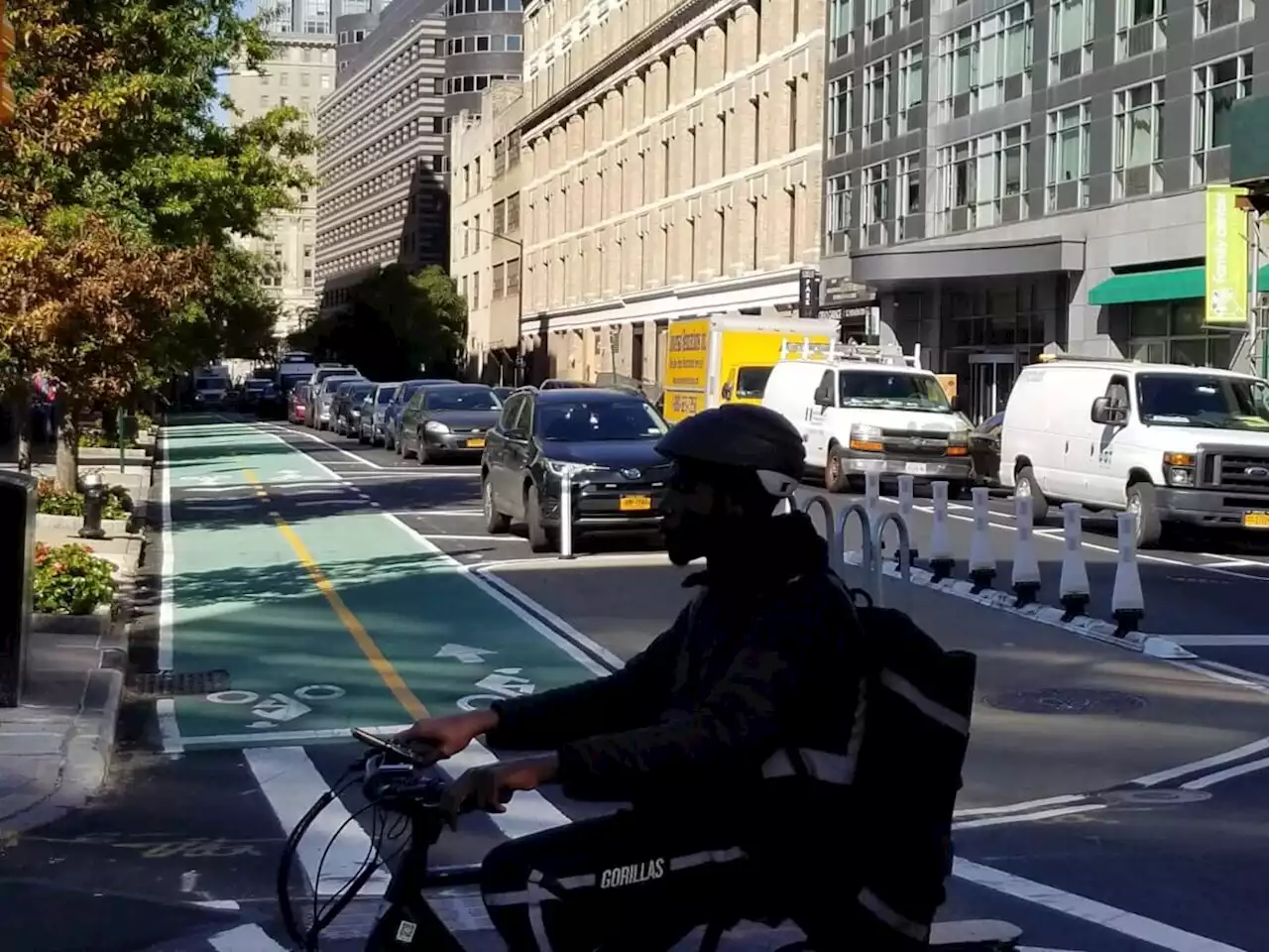 DOT cuts ribbon on newly fortified Schermerhorn Street bike lane | amNewYork