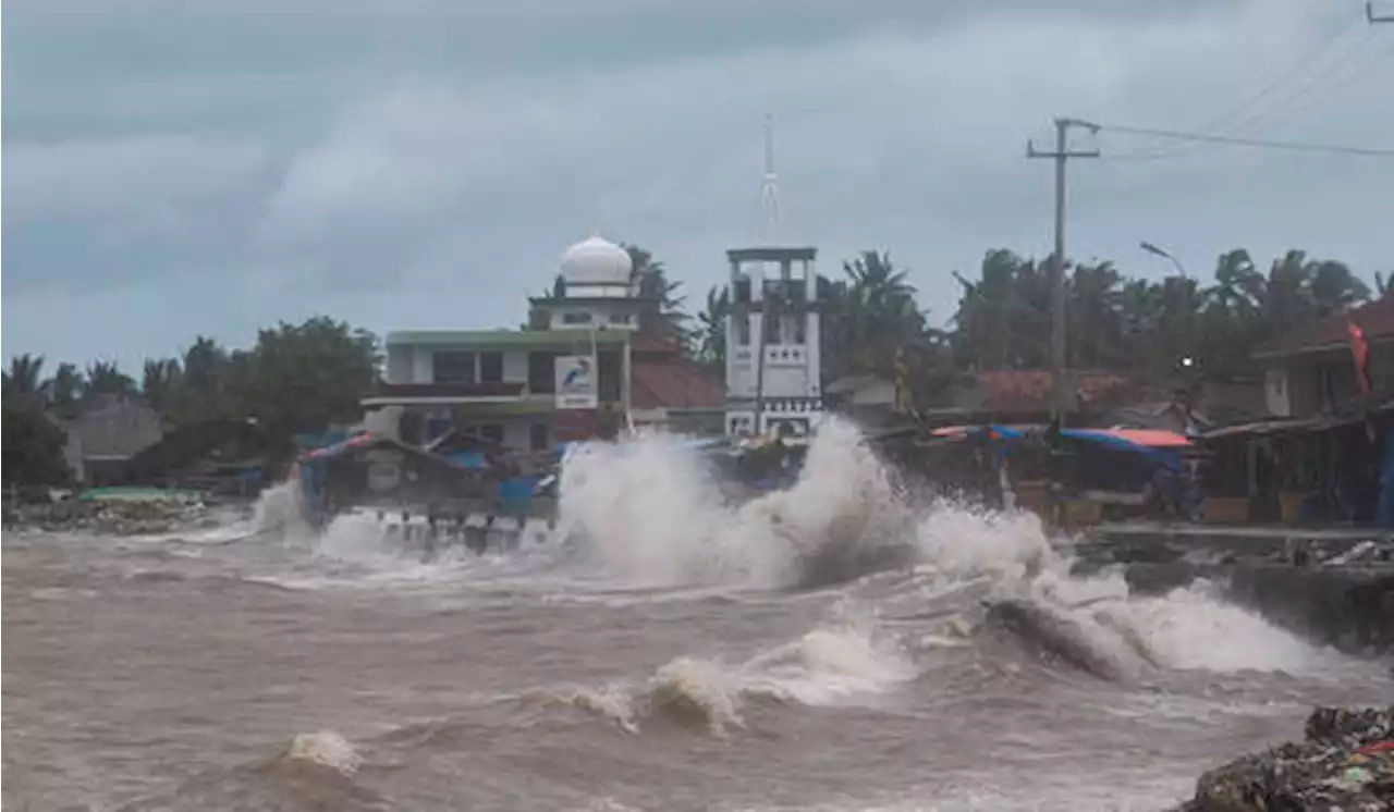 Waspada Gelombang Tinggi 4 Meter Hari Ini dan Besok di Perairan Barat Lampung