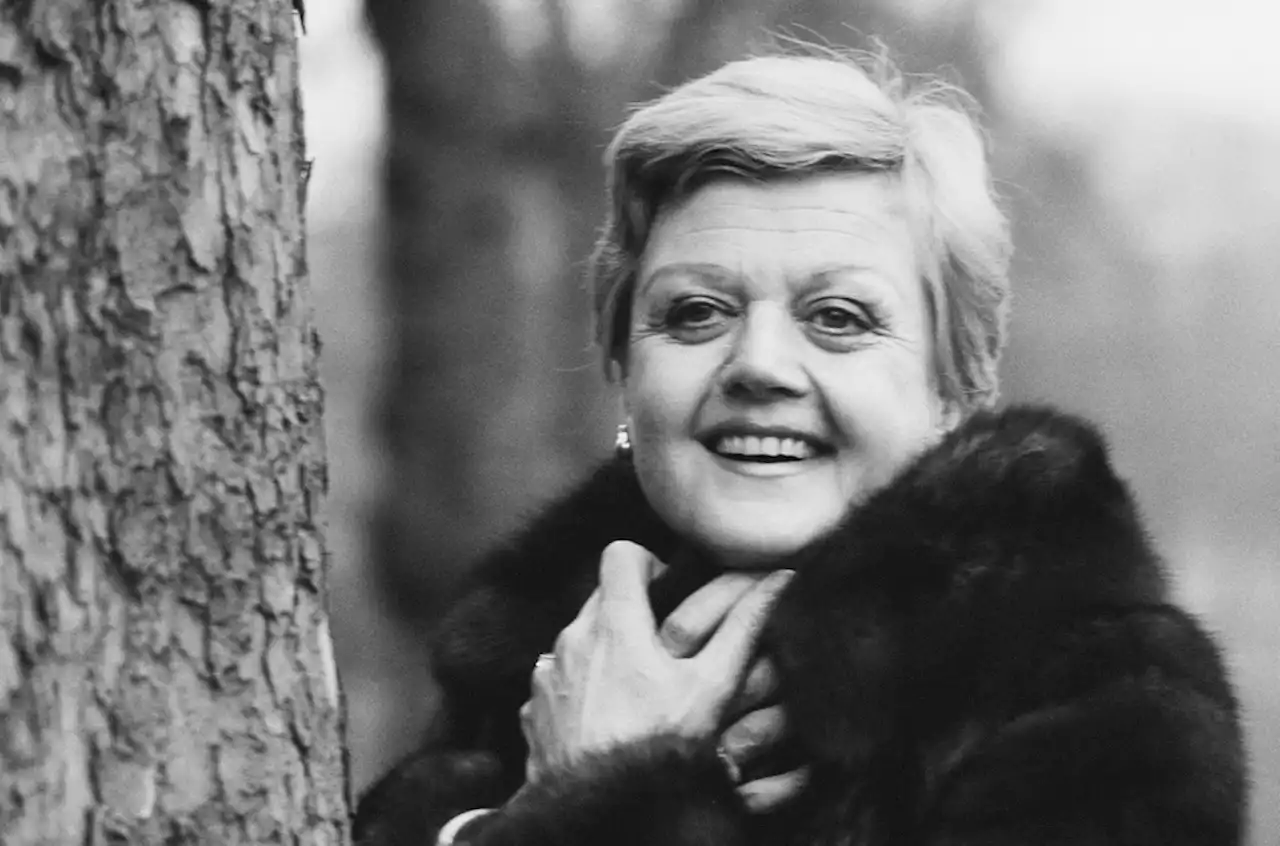 Kathy Griffin, Jason Alexander & More Stars Mourn the Death of ‘Fabulous’ Angela Lansbury