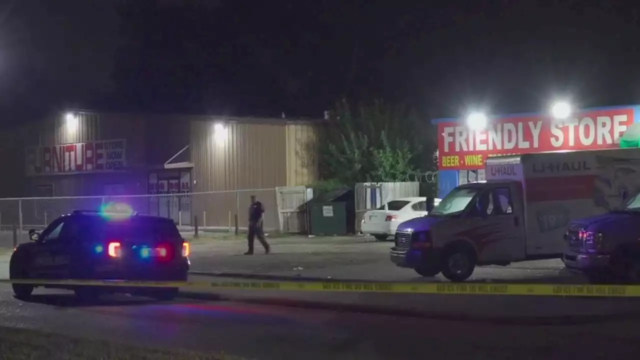 3 injured in drive-by shooting outside Houston convenience store