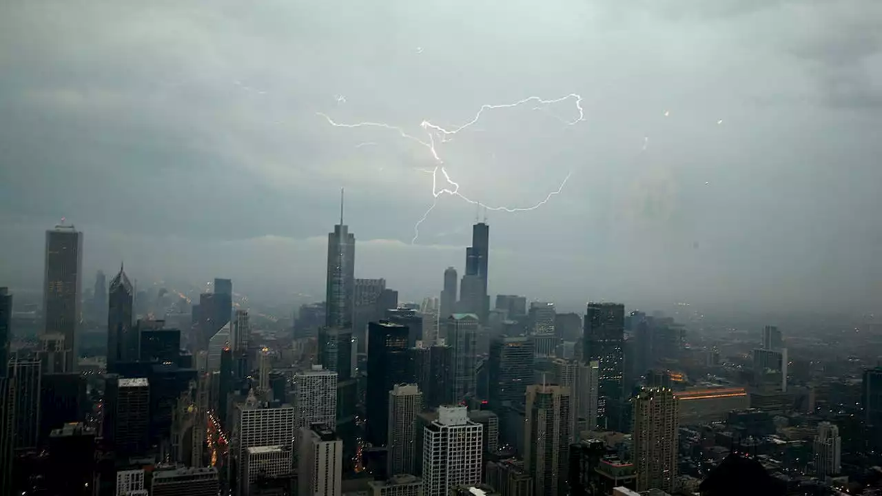 Showers precede cold front today in Chicago