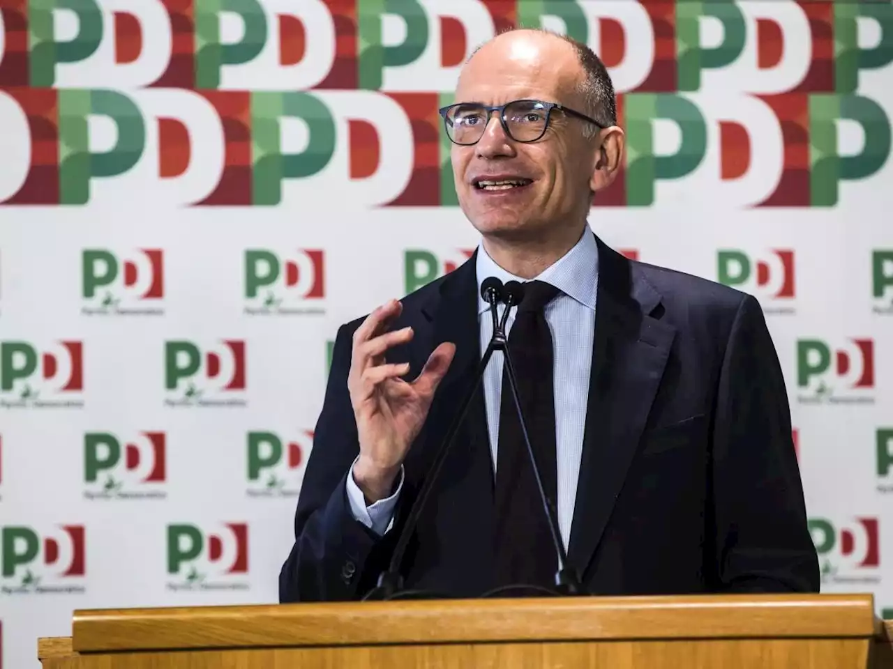 Letta in contropiede: un corteo anti-Putin per smarcarsi dai 5s