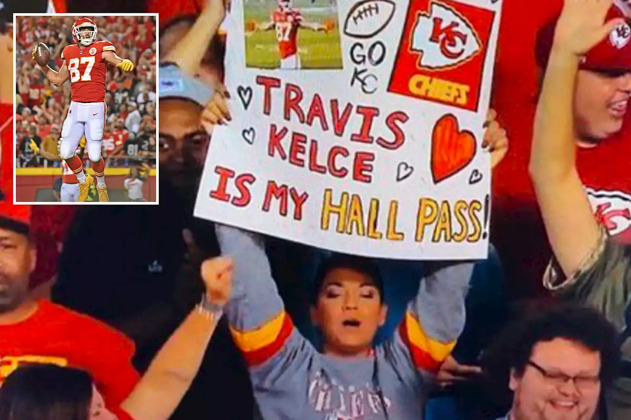 Travis Kelce fan lights up Twitter over ‘hall pass’ sign during Chiefs win