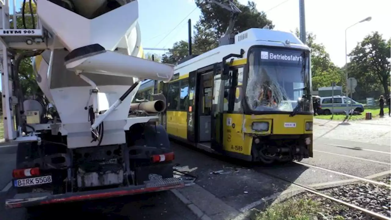 Betonmischer stößt mit Tram zusammen - mehrere Kinder leicht verletzt