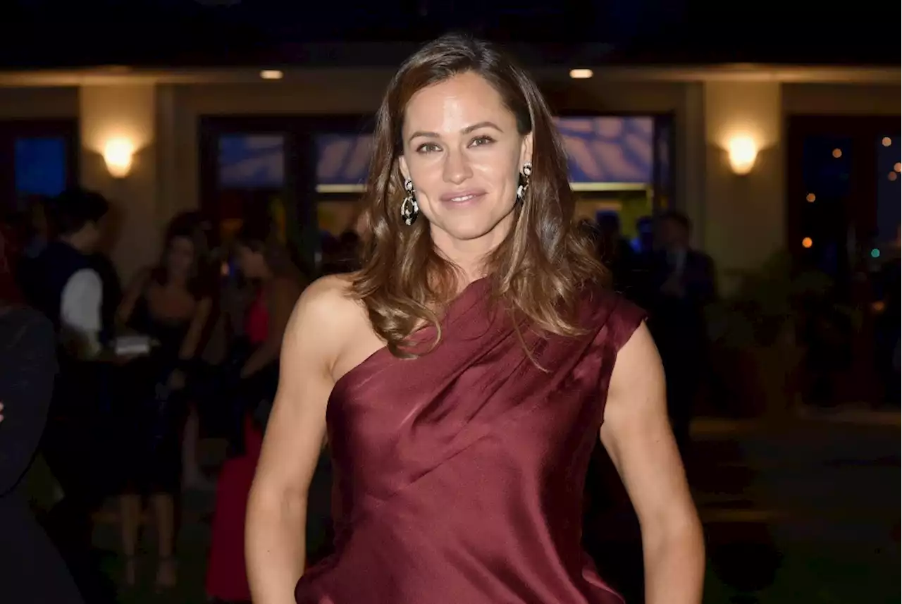 Jennifer Garner Shared Super Rare PDA Moment With Boyfriend John Miller & They Look So In Love