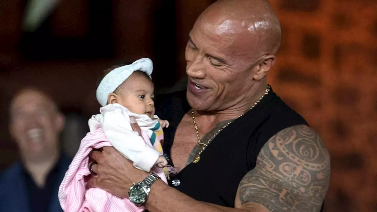 So liebevoll empfängt „The Rock“ ein Surf-Baby auf der Bühne