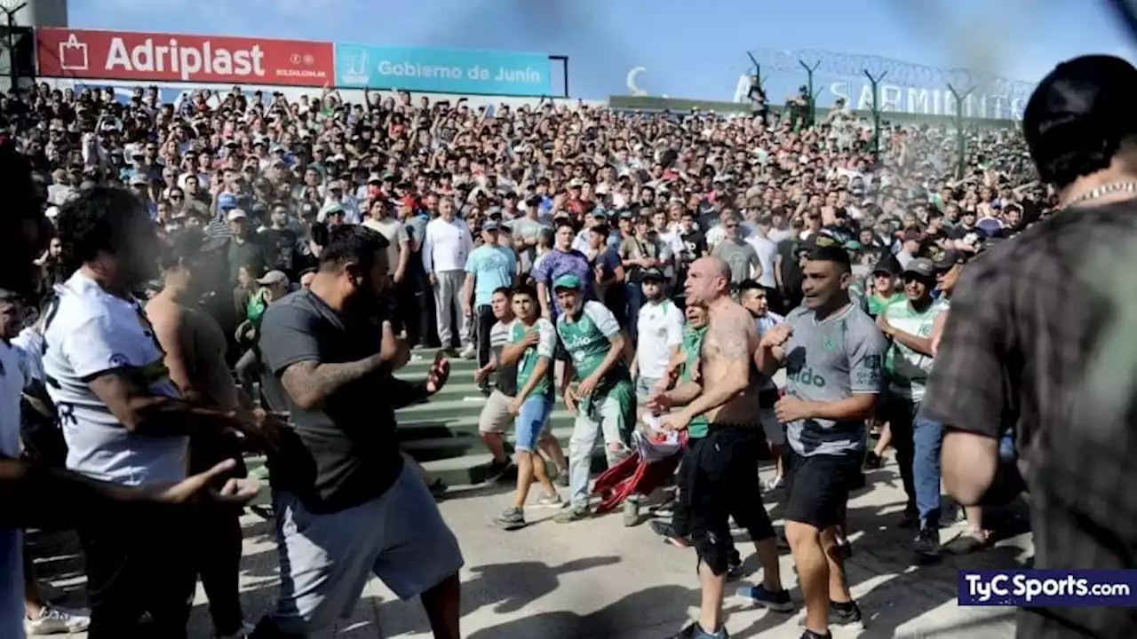 VIDEO: INCIDENTES entre hinchas de Sarmiento y Boca en la tribuna del estadio - TyC Sports