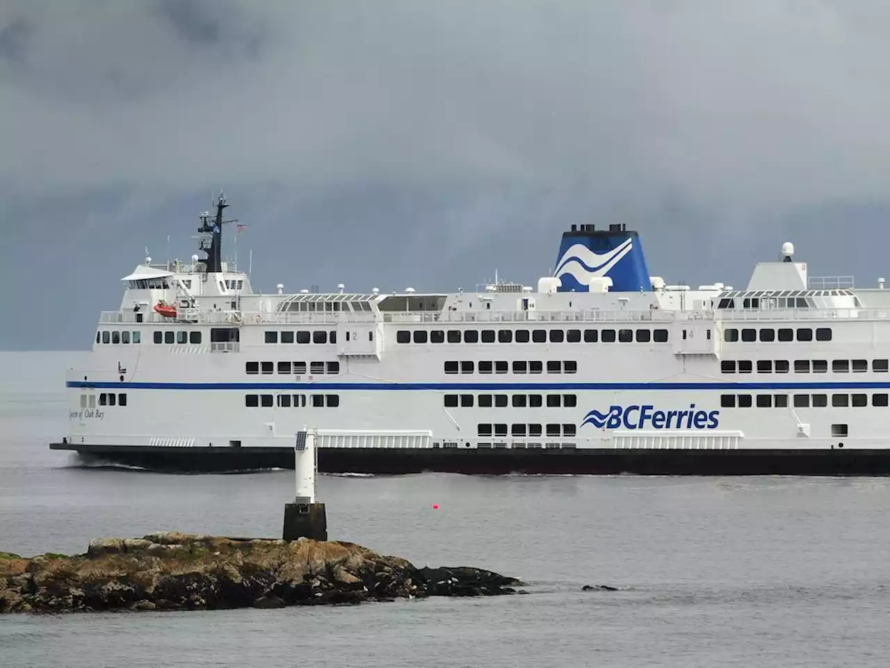 Man banned from B.C. Ferries tries to sneak on wearing disguise