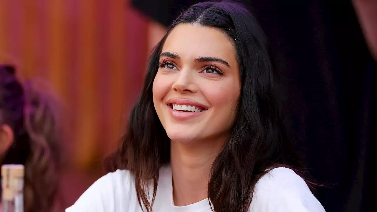 Kendall Jenner sabe que los vaqueros acampanados reemplazaron a los skinny jeans