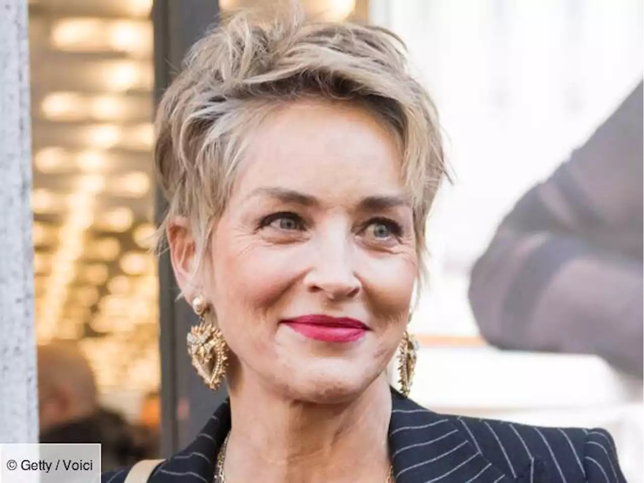 PHOTO Sharon Stone : transformée, elle abandonne le blond platine et change de coiffure avec brio - Voici