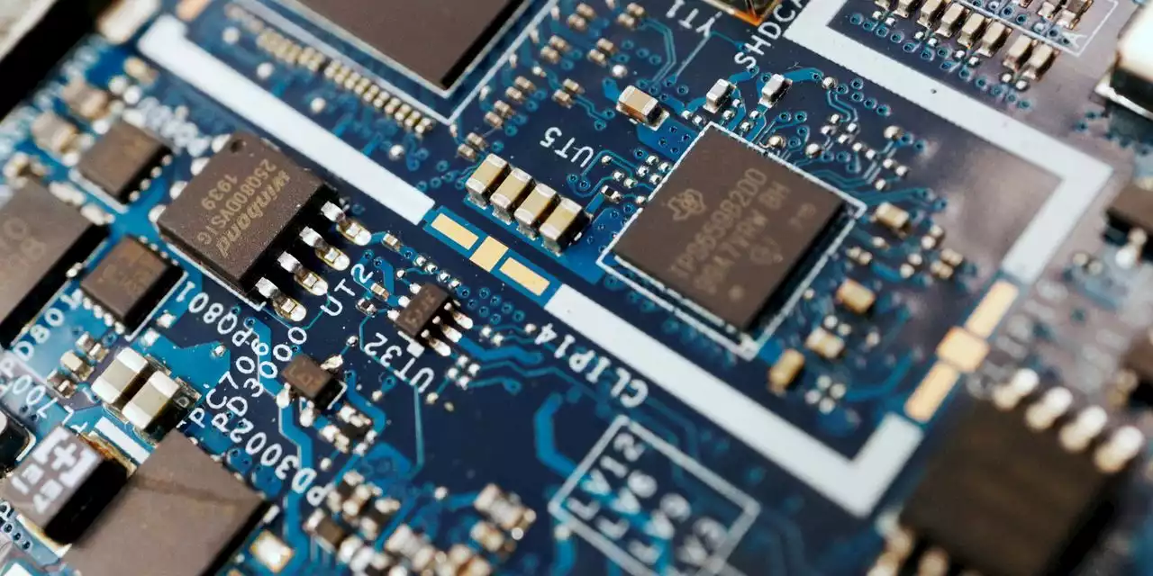 WSJ News Exclusive | U.S. Suppliers Halt Operations at Top Chinese Memory Chip Maker