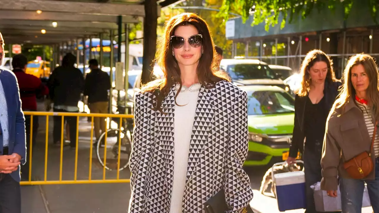 Anne Hathaway Shows How To Wear An Oversized Boxy Blazer This Autumn