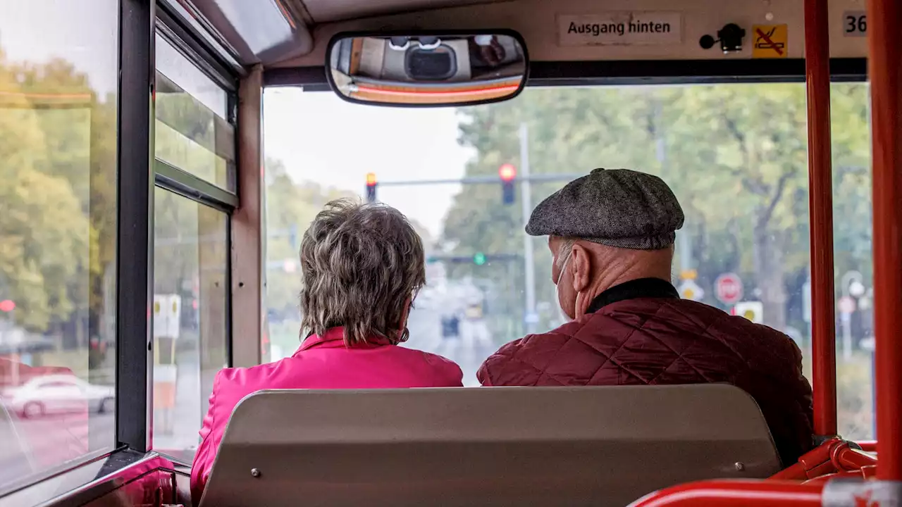 B.Z.-Leser auf Jungfernfahrt im neuen Berliner E-Doppeldecker