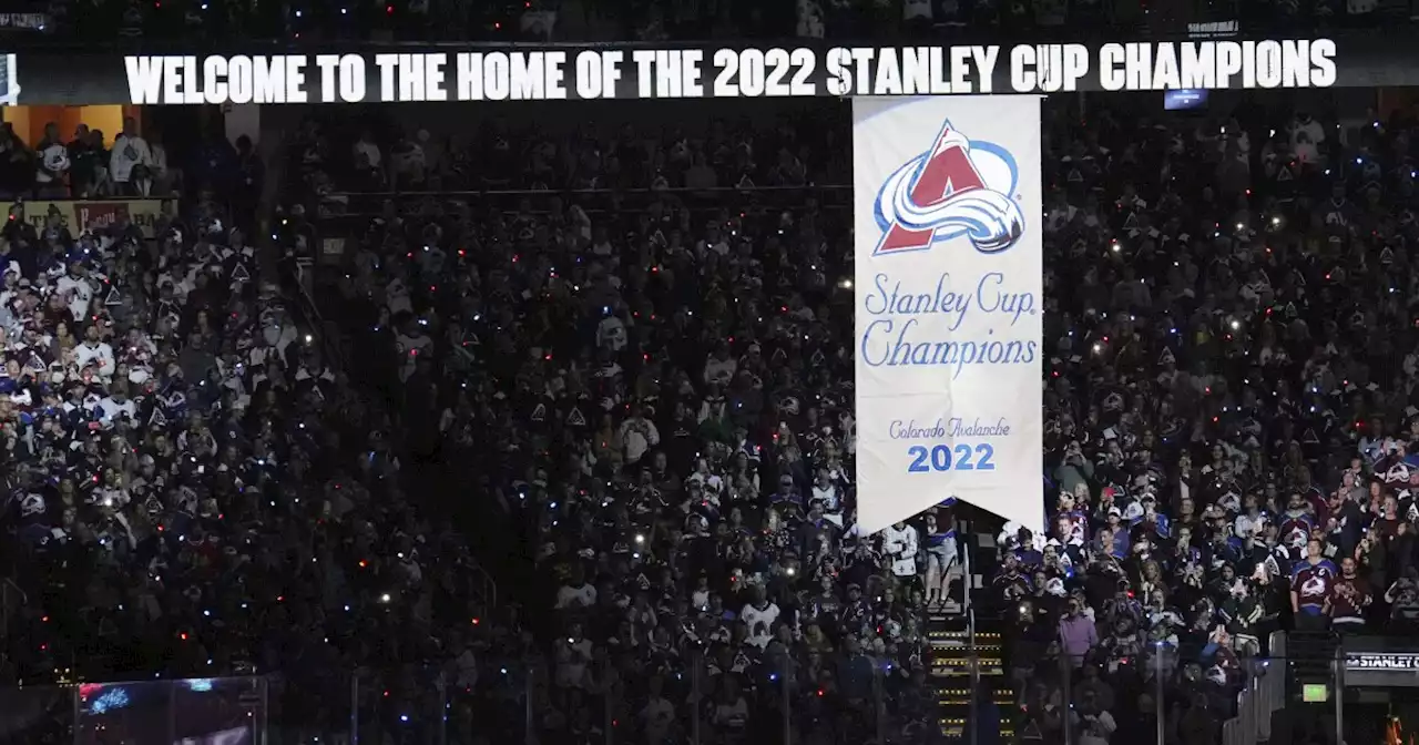 Avs raise banner, beat Blackhawks 5-2 to start title defense