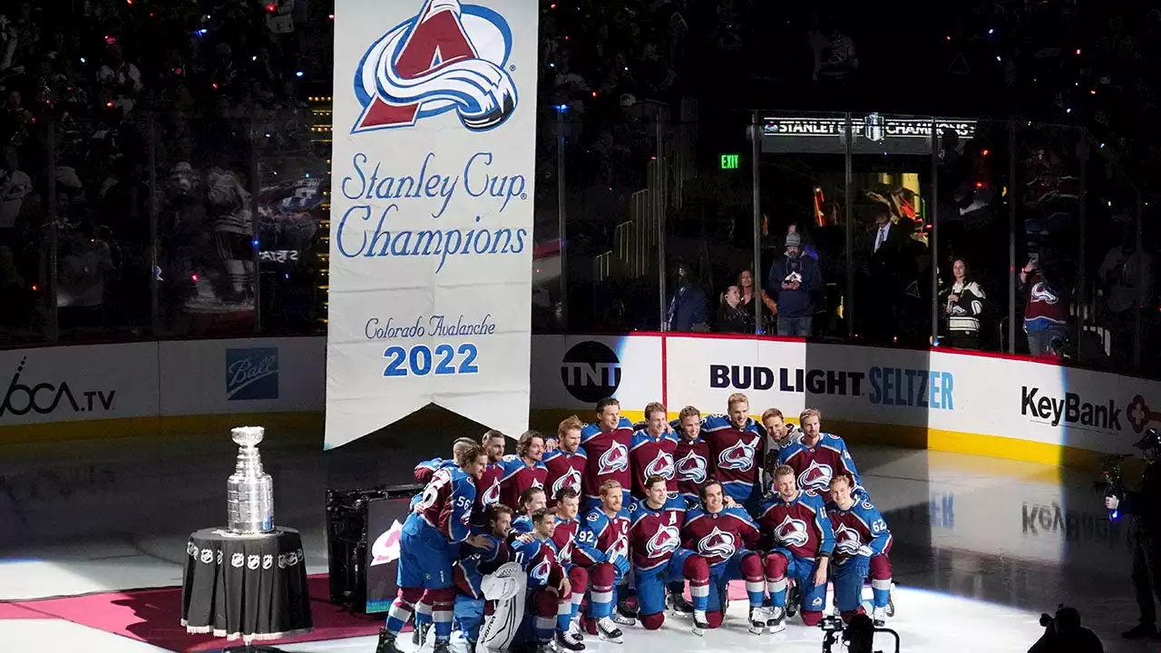 Avalanche raise Stanley Cup banner, start title defense with win