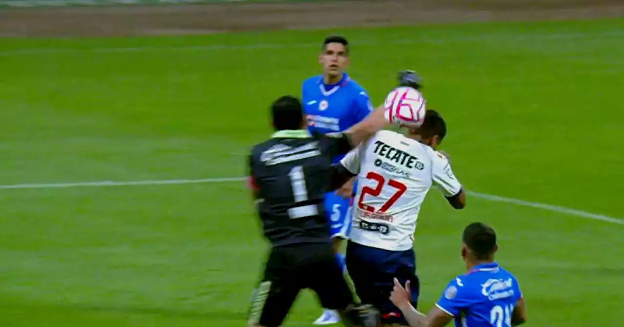 ¡Polémica jugada en el Azteca! Jesús Corona atropelló a Luis Romo en el área ¡y no se marcó nada! (VIDEO)