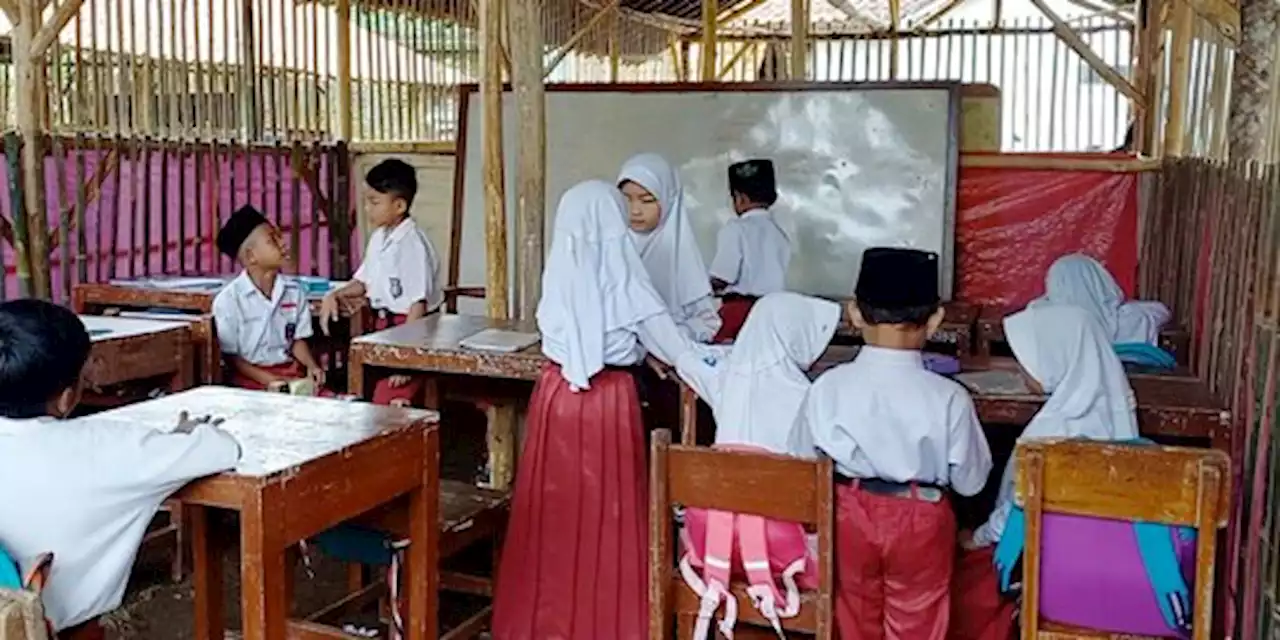 Siswa di Tasikmalaya Belajar dalam Gubuk karena Ruang Kelas Rusak, TNI Turun Tangan | merdeka.com