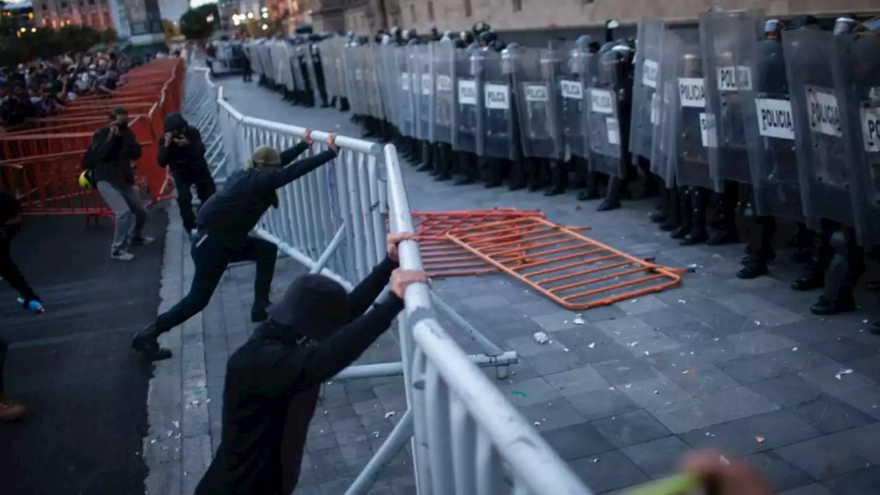 Marcha contra la militarización en CDMX, “sin contratiempos mayores” pese a encapuchados: Batres