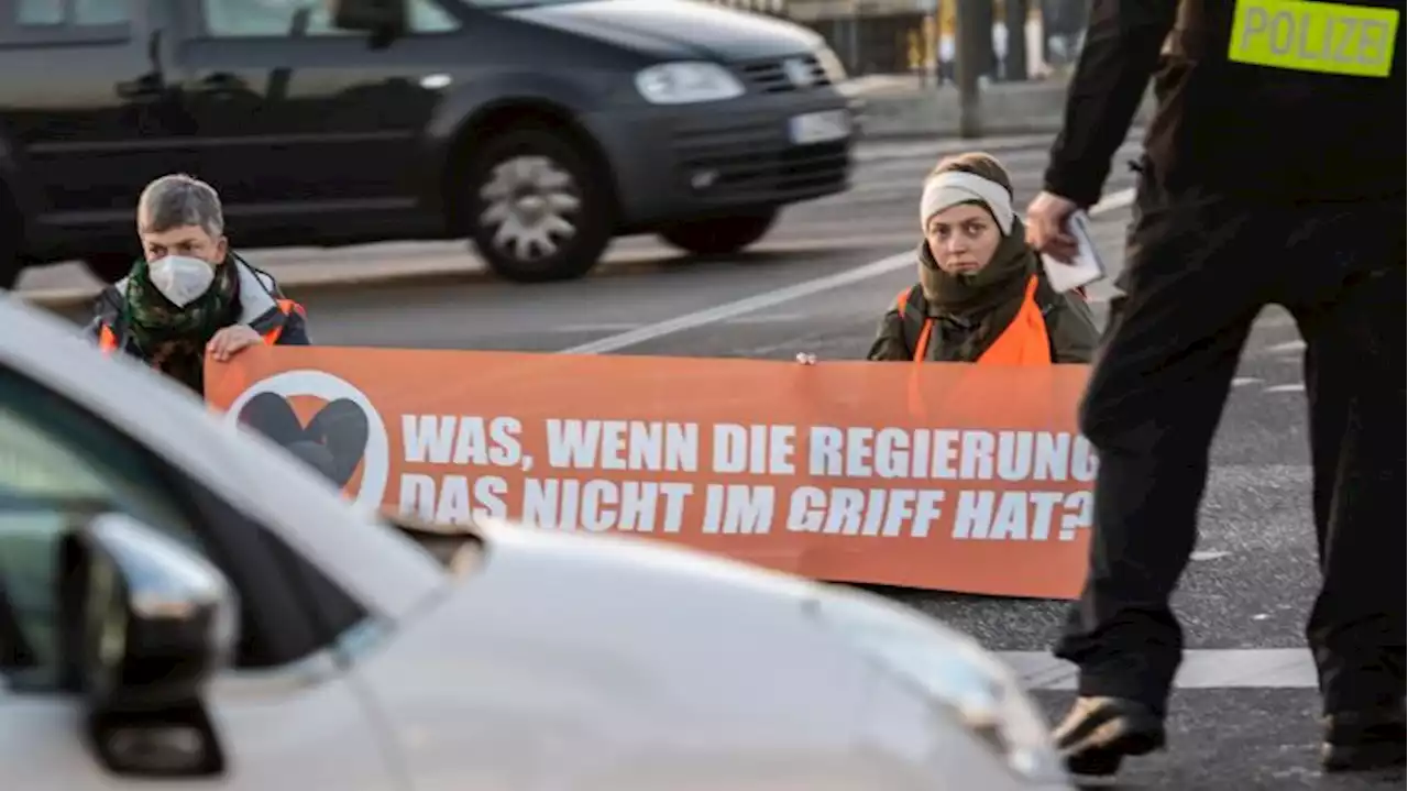 Klima-Aktivisten blockieren vier A100-Ausfahrten