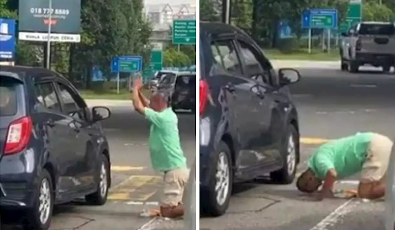 Tissue Seller Kowtows To Customer At Traffic Light Intersection In KL | TRP