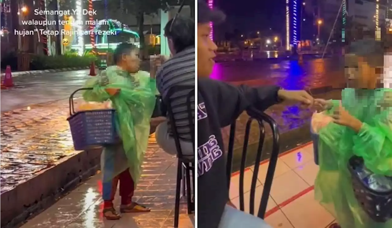 [Watch] Young Sabah Boy Kept High Spirits While Selling Keropok In The Rain | TRP