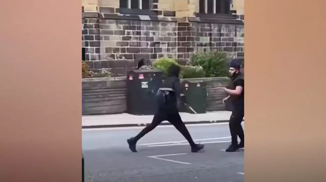 رعب في شوارع بريطانيا.. هجوم على شاب وبتر يده في الشارع (فيديو)
