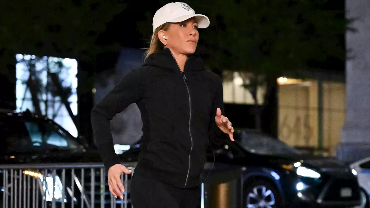 Jennifer Aniston y su combinación más atlética: leggings negros con tenis normcore (y luce fantástica)