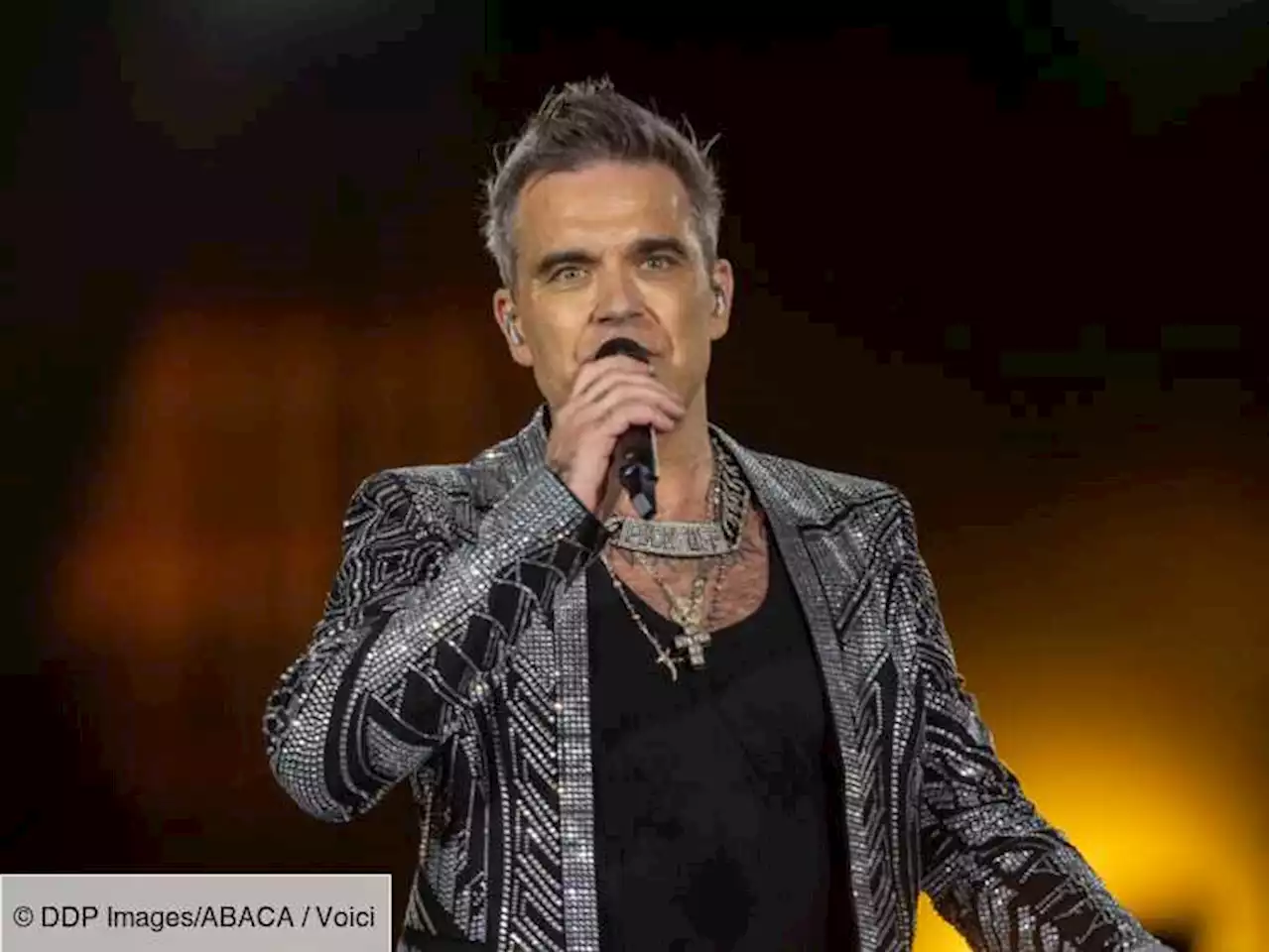 « Beaucoup de larmes » : Robbie Williams se confie sur sa « maladie mentale » - Voici