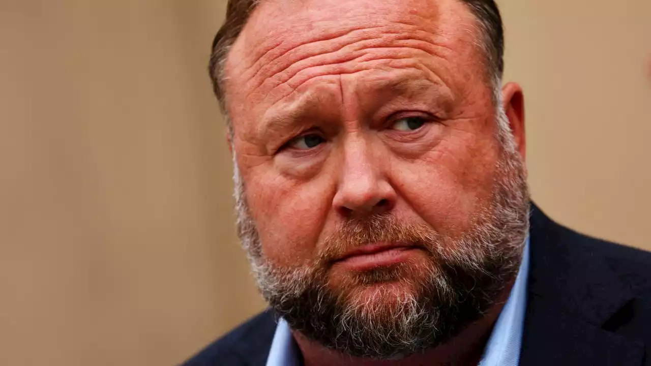 Infowars-Gründer Alex Jones muss fast eine Milliarde zahlen