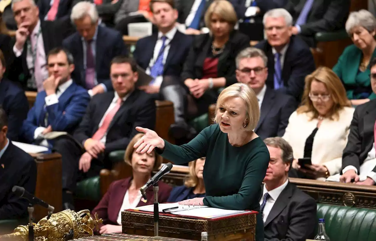 Menacée, Liz Truss se résout à de nouvelles concessions