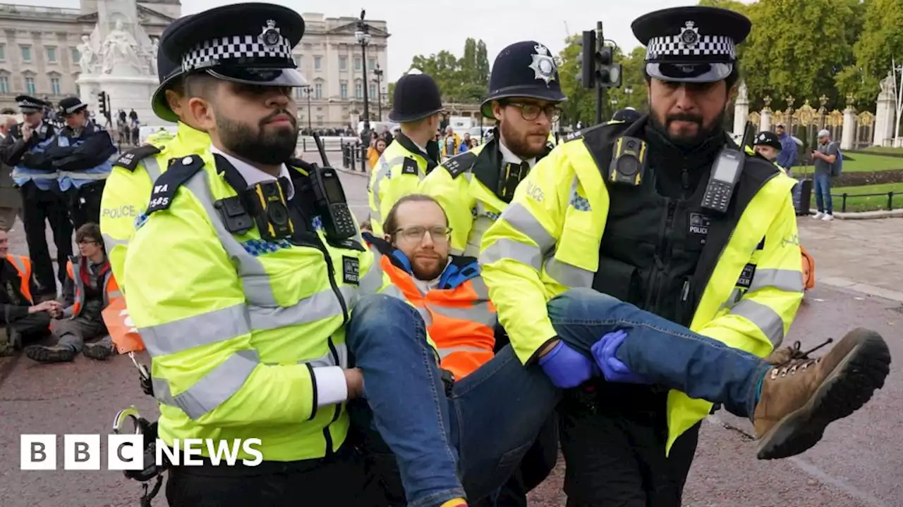 London oil protests: Met using full powers against protesters, force says