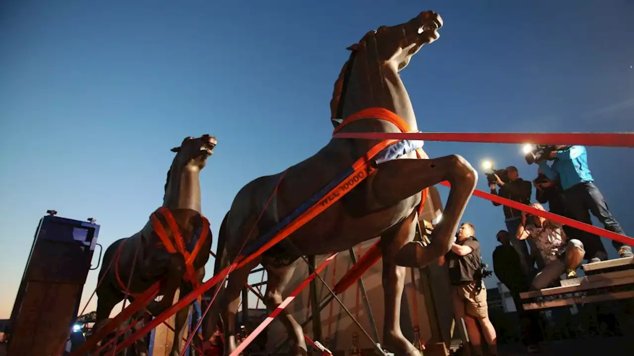 Bronze-Pferde reiten in die Zitadelle ein