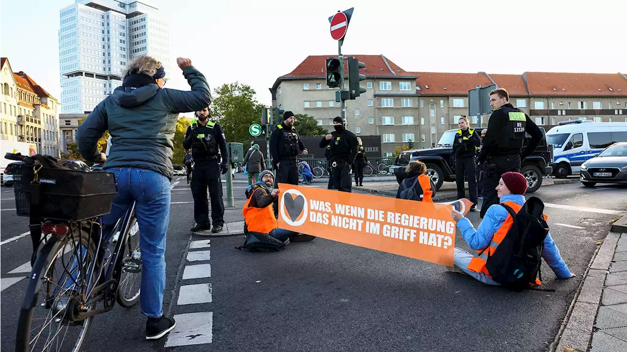 Klima-Kleber blockieren Straßen im Berliner Osten