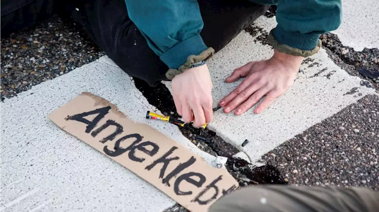 Klebende Klima-Aktivisten - Prenzlauer Promenade wieder frei