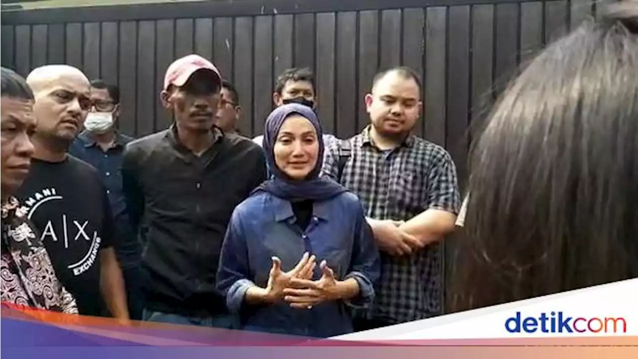 Wanda Hamidah: Kita Kayak Penghuni Liar, Keadaan Mencekam Seperti Perang!