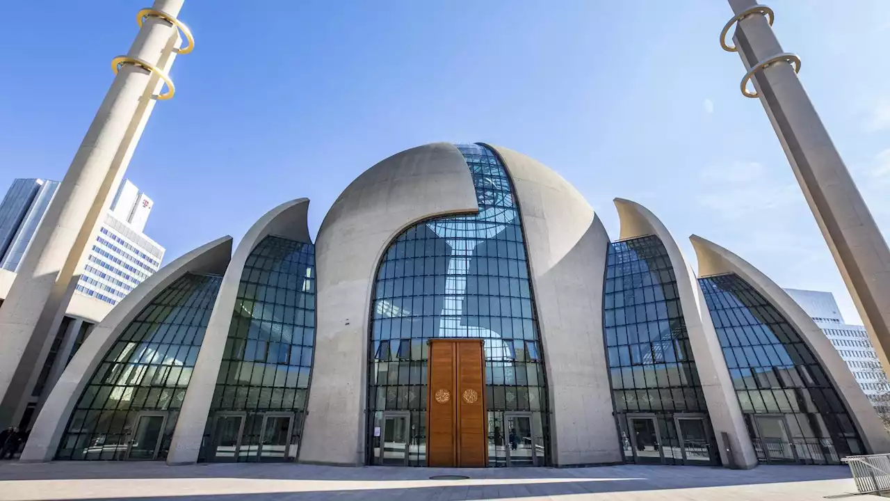 Köln - Erster Muezzinruf an Kölner Zentralmoschee der Ditib