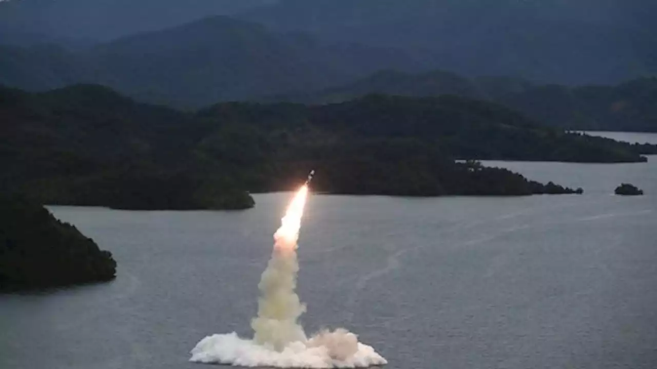 북한, 한밤 군용기 위협비행 직후 동해상으로 탄도미사일 발사 | 중앙일보