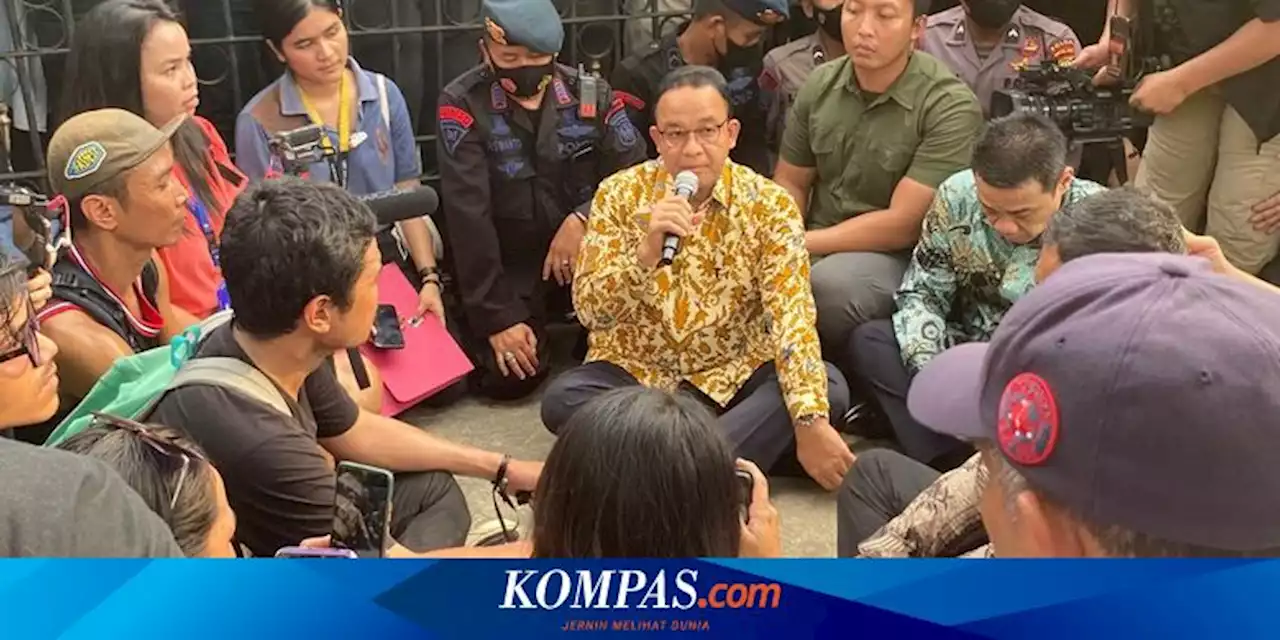 Sambil Lesehan, Anies Baswedan Dengarkan Tuntutan Massa yang Geruduk Balai Kota