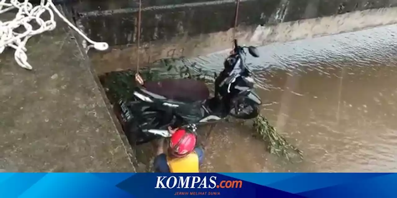 Selami Arus Deras, Petugas Damkar Evakuasi Motor yang Jatuh ke Cengkareng Drain