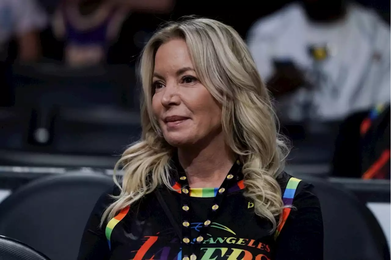 Swanson: Is criticism of Lakers owner Jeanie Buss’ inner circle sexist?